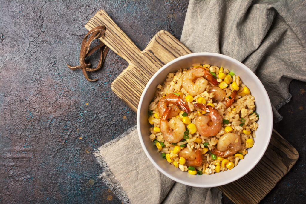 Arroz con maíz y camarones