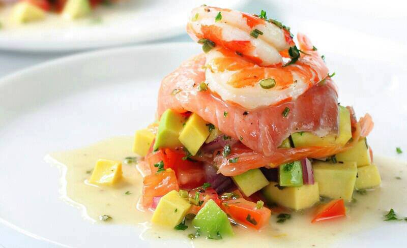 Ensalada de camarón jumbo con huevas de salmón