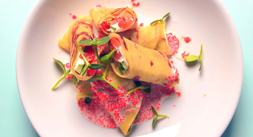 Crepes de salmón con vinagreta asiática de huevsa de trucha