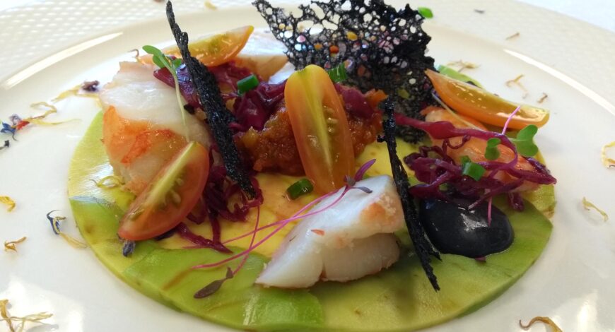 Ensalada de camarón austral con carpaccio de aguacate