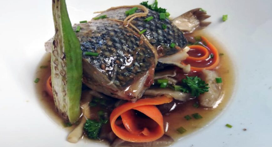 Medallón de róbalo relleno sobre caldo de setas y jamon ibérico