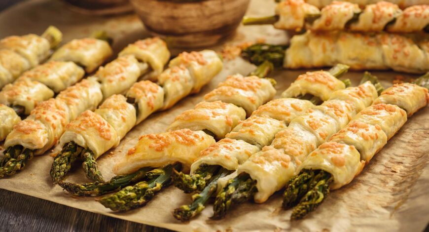 Rizaditos de espárragos con hojaldre y jamón serrano