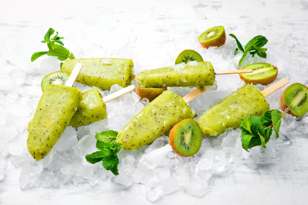 Paleta de kiwi, lima y hierbabuena