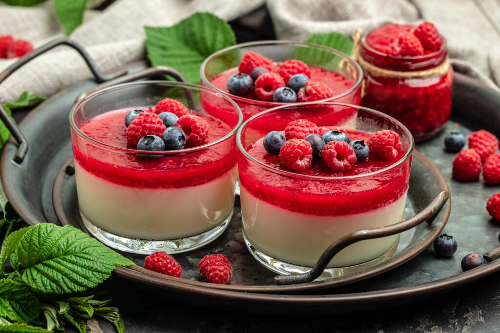 Panna cotta de coco con jalea de frutos rojos